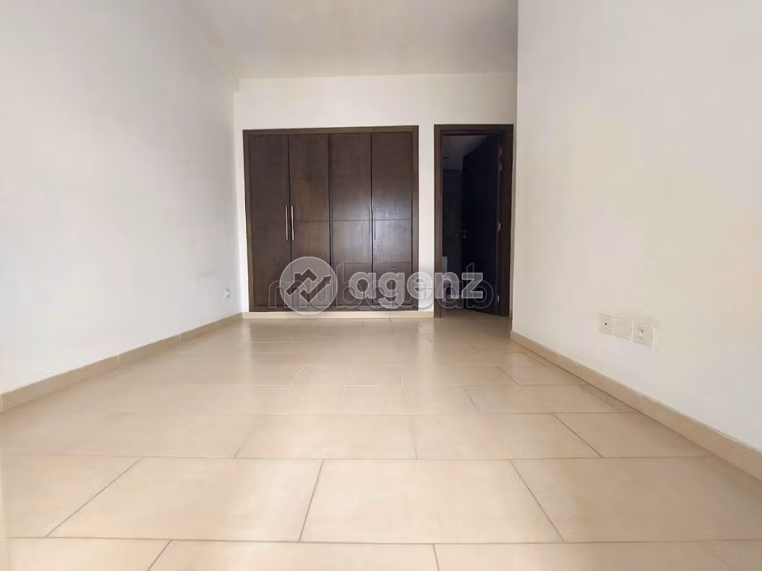 Piso en venta en Ain Borja. Superficie 73 m². Con garaje y ascensor