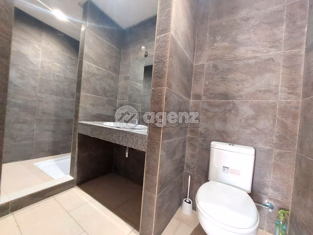 Piso en venta en Ain Borja. Superficie 73 m². Con garaje y ascensor