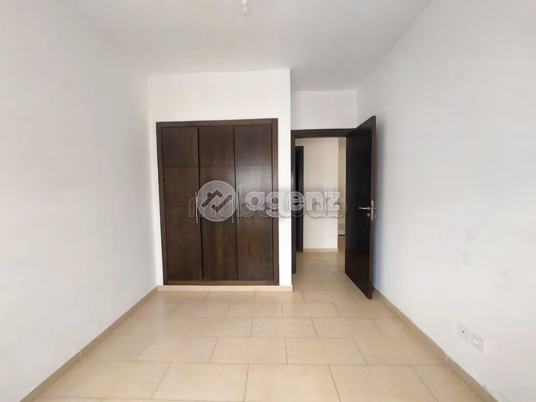 Piso en venta en Ain Borja. Superficie 73 m². Con garaje y ascensor