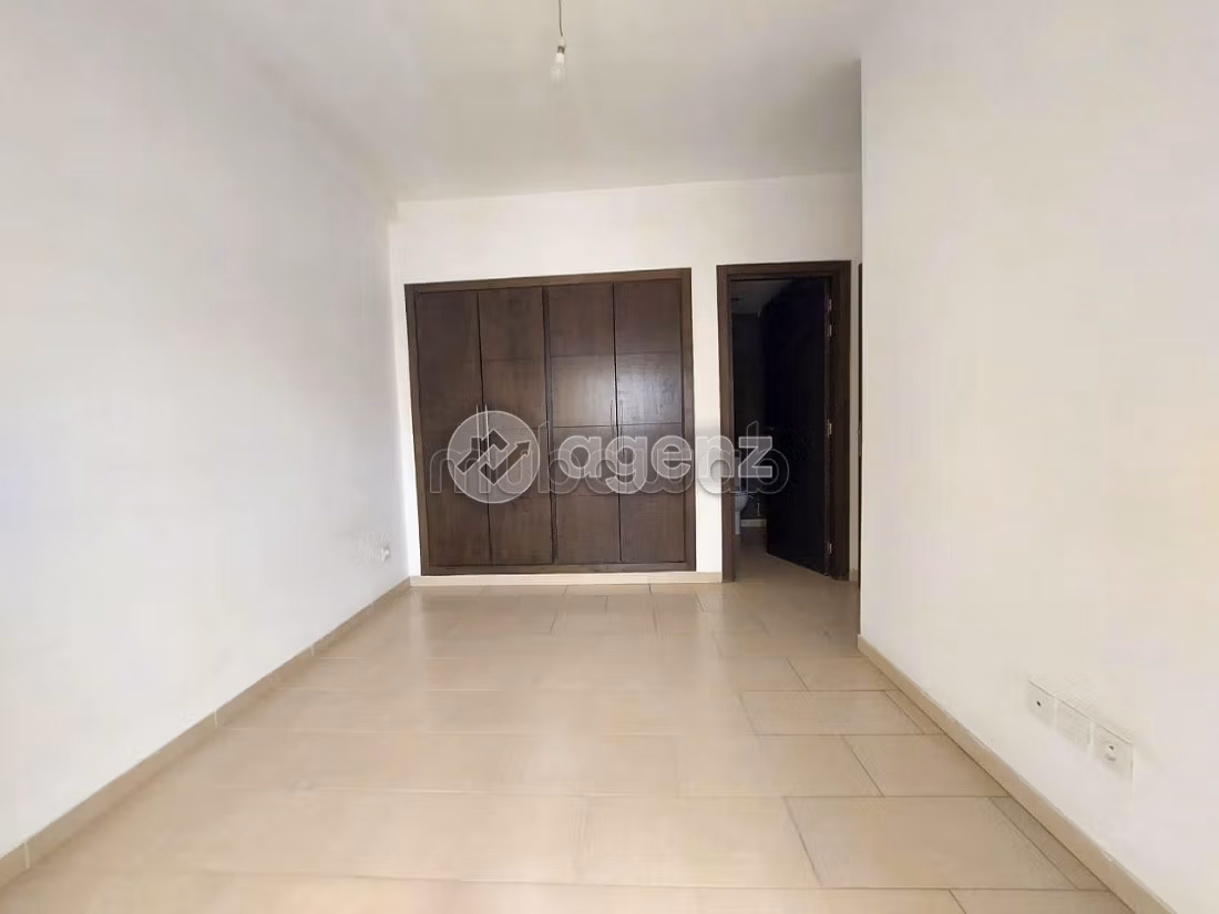 Piso en venta en Ain Borja. Superficie 73 m². Con garaje y ascensor