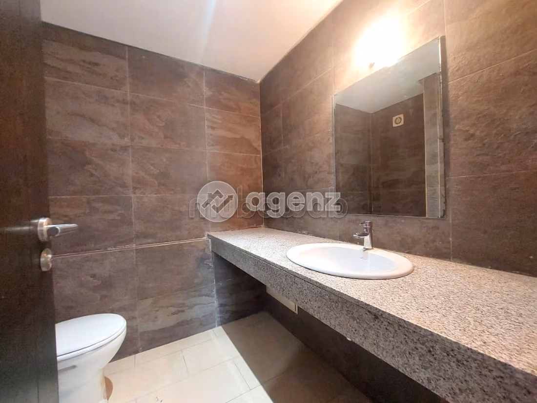 Piso en venta en Ain Borja. Superficie 73 m². Con garaje y ascensor