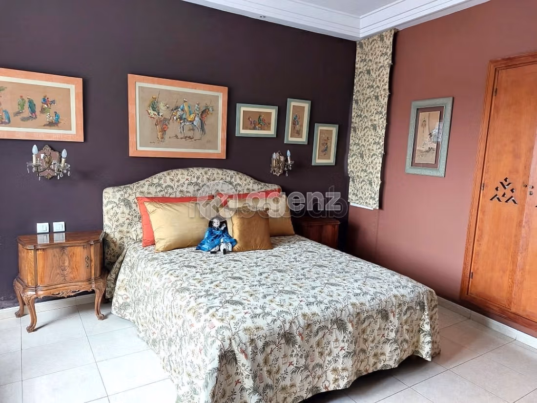 Luxury Villa for sale in Californie. Large area 2133 m². Carpark and garden