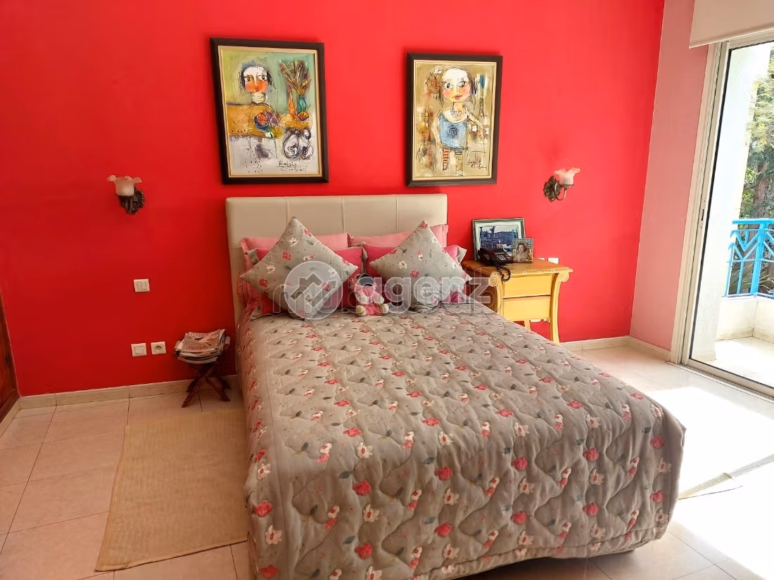 Luxury Villa for sale in Californie. Large area 2133 m². Carpark and garden
