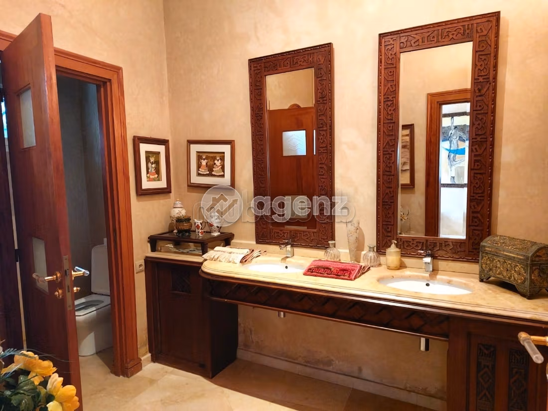 Luxury Villa for sale in Californie. Large area 2133 m². Carpark and garden