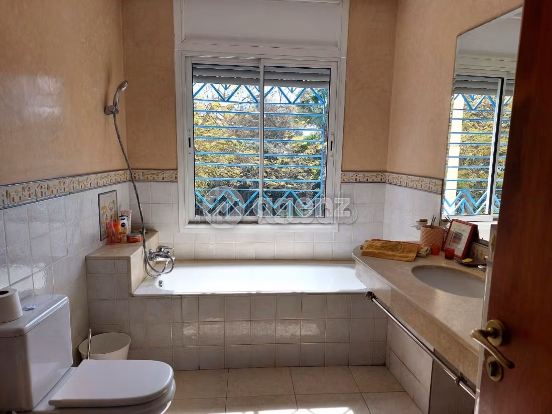 Luxury Villa for sale in Californie. Large area 2133 m². Carpark and garden