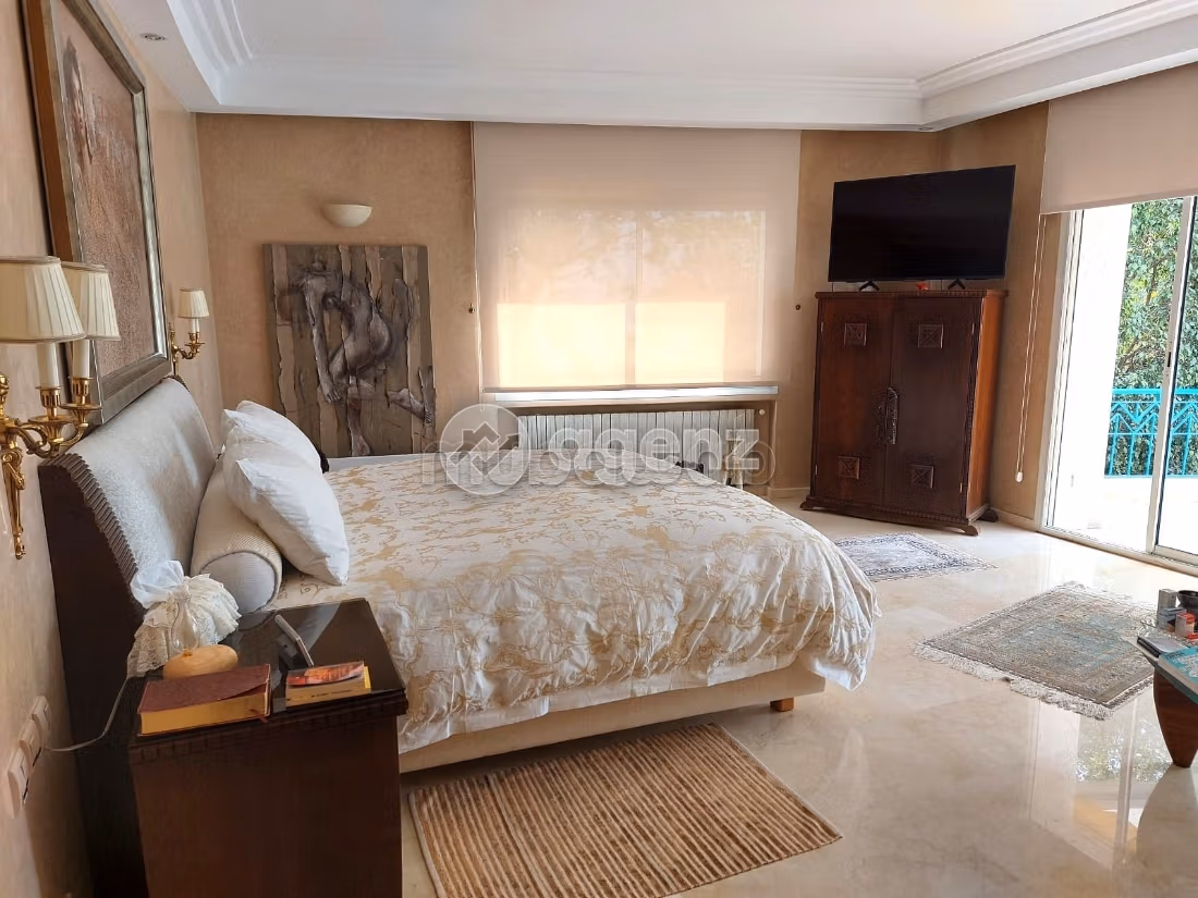 Luxury Villa for sale in Californie. Large area 2133 m². Carpark and garden