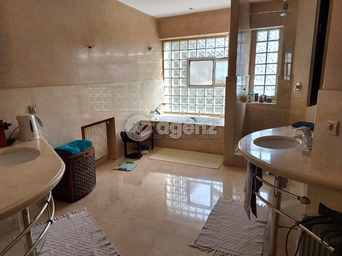 Luxury Villa for sale in Californie. Large area 2133 m². Carpark and garden