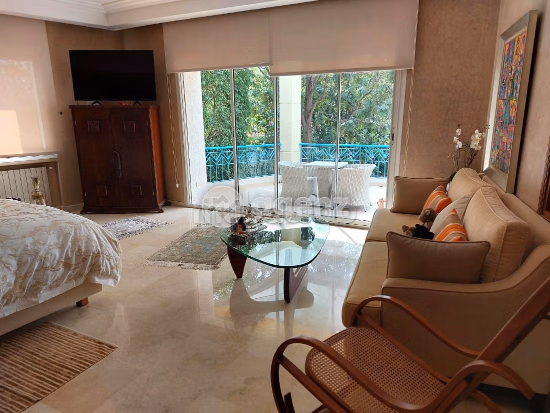 Luxury Villa for sale in Californie. Large area 2133 m². Carpark and garden