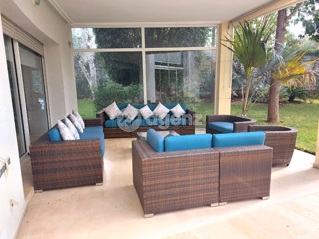 Luxury Villa for sale in Californie. Large area 2133 m². Carpark and garden