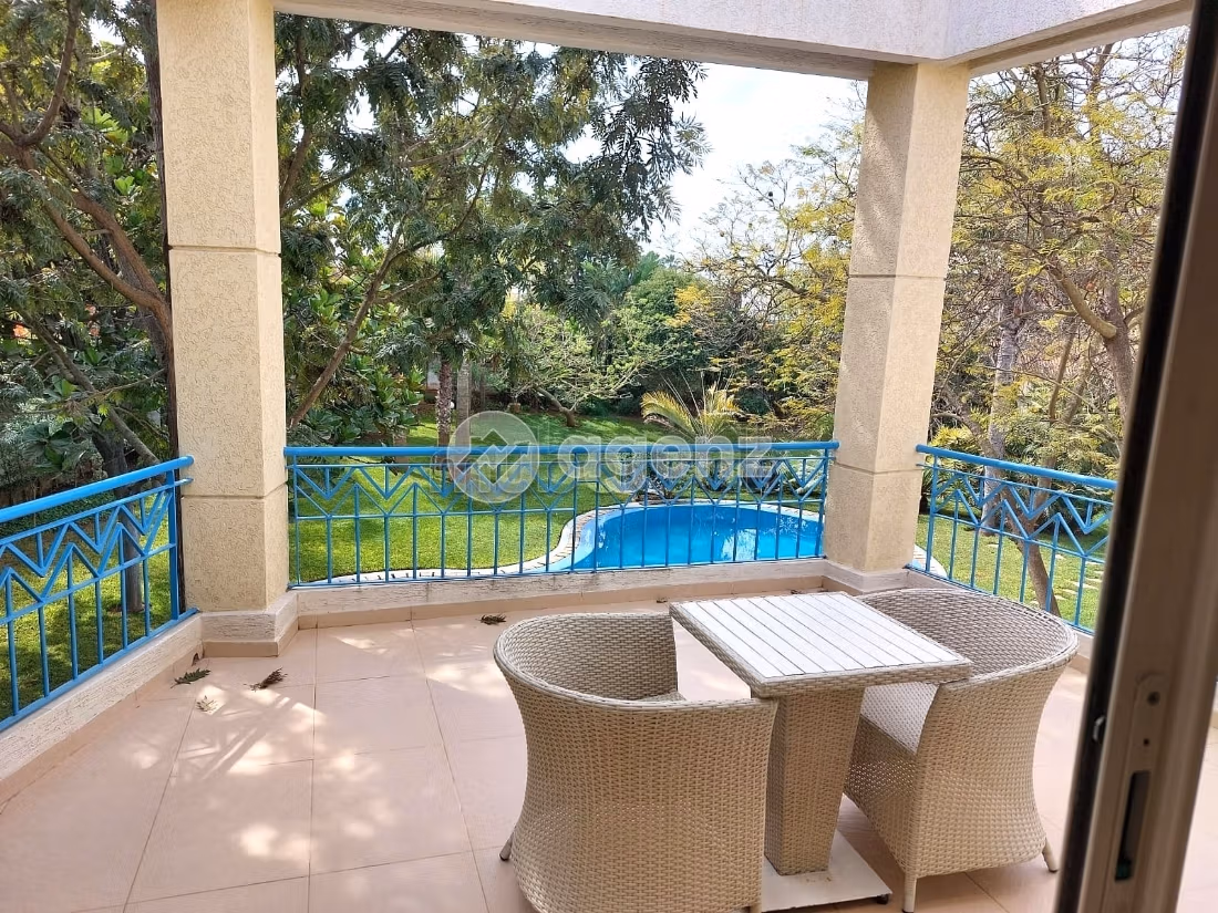 Luxury Villa for sale in Californie. Large area 2133 m². Carpark and garden