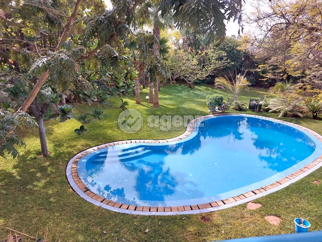 Luxury Villa for sale in Californie. Large area 2133 m². Carpark and garden