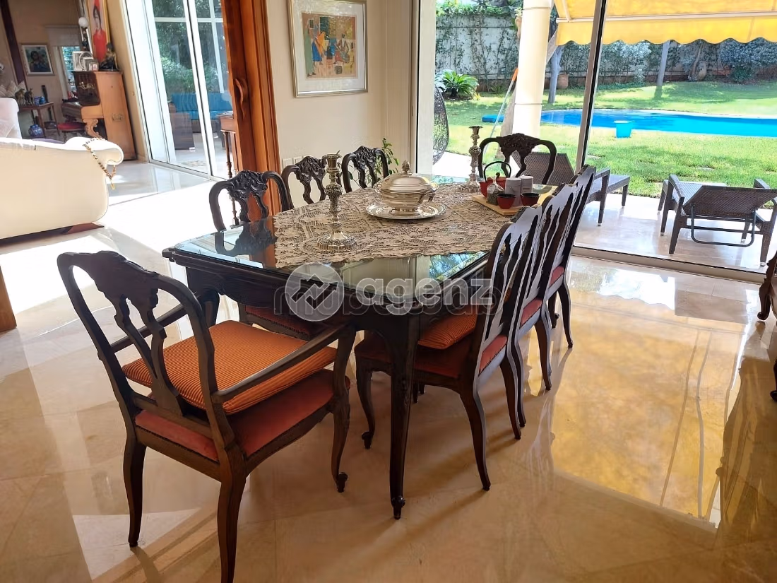 Luxury Villa for sale in Californie. Large area 2133 m². Carpark and garden