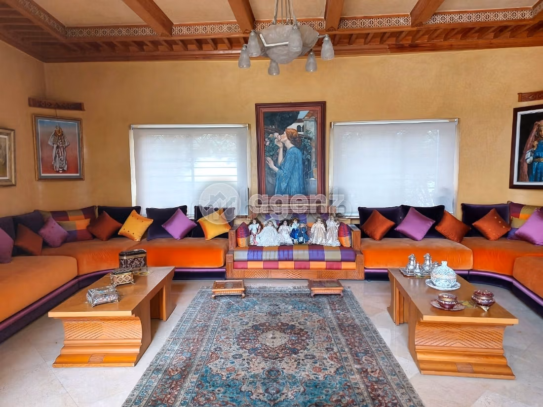 Luxury Villa for sale in Californie. Large area 2133 m². Carpark and garden