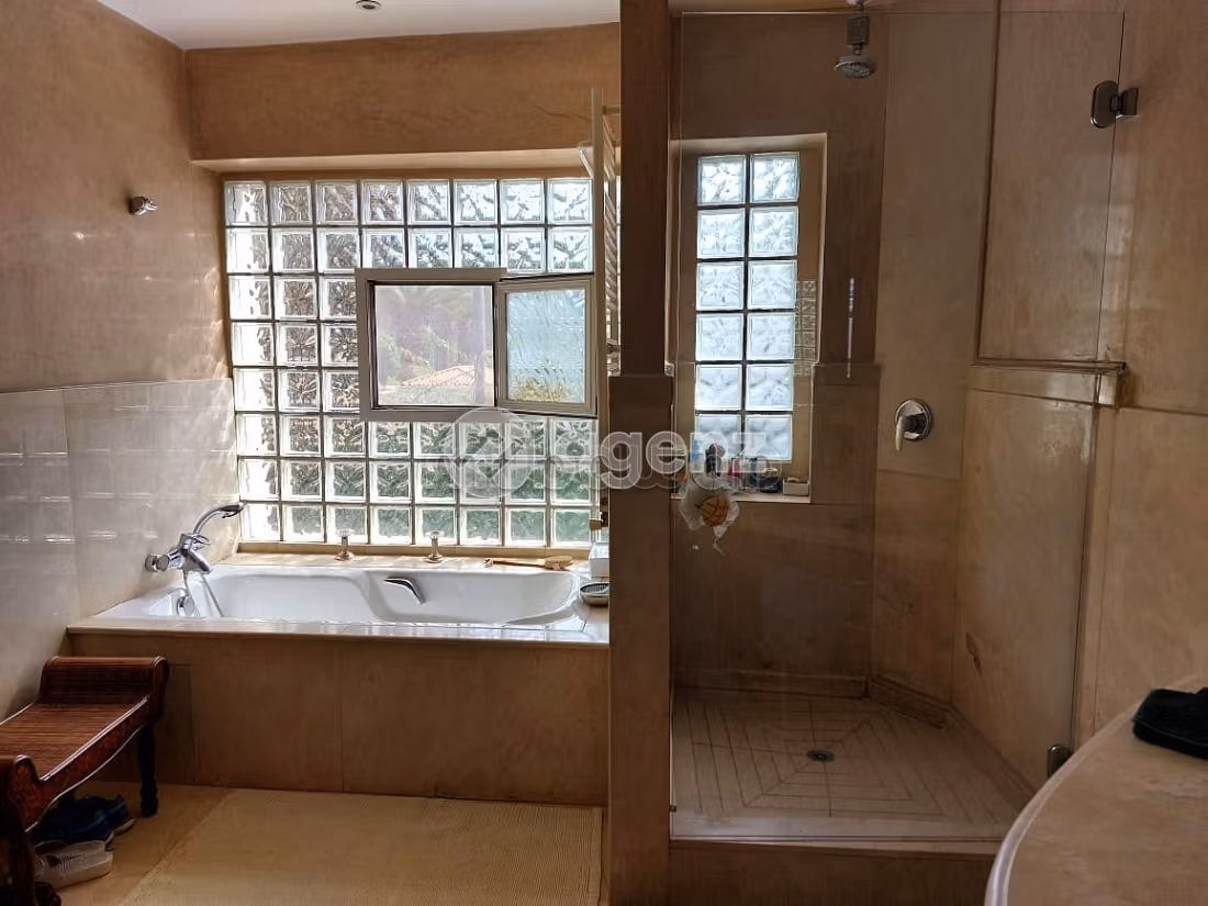 Luxury Villa for sale in Californie. Large area 2133 m². Carpark and garden