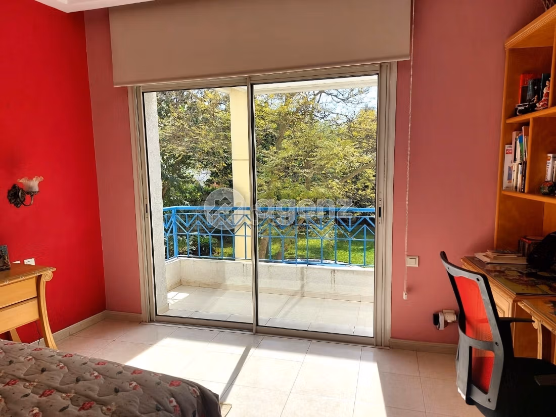 Luxury Villa for sale in Californie. Large area 2133 m². Carpark and garden