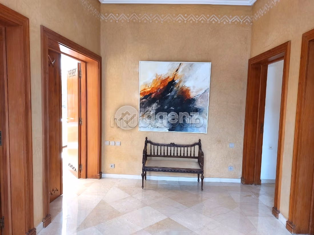 Luxury Villa for sale in Californie. Large area 2133 m². Carpark and garden