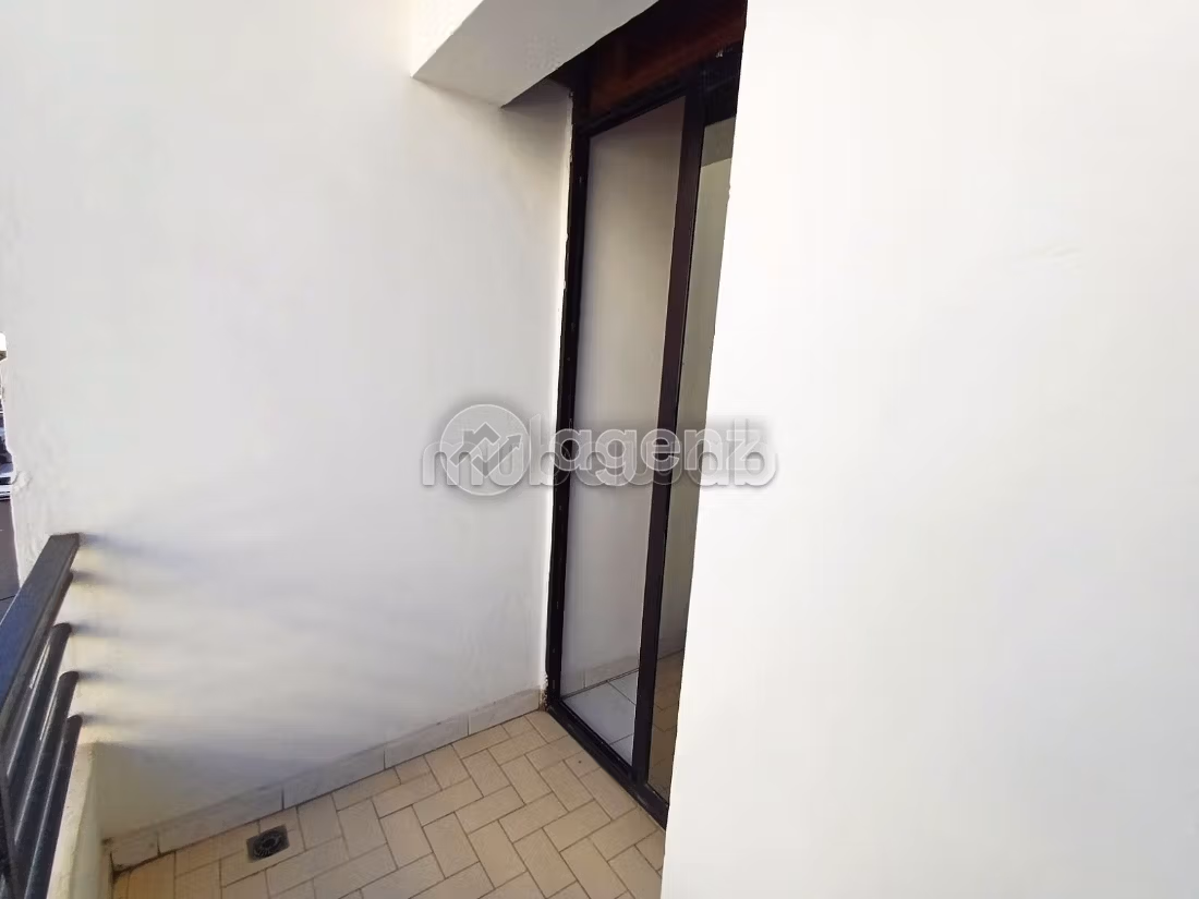 Splendido appartamento da acquistare a Les Hôpitaux. 2 belle camere da letto. Posto auto e ascensore
