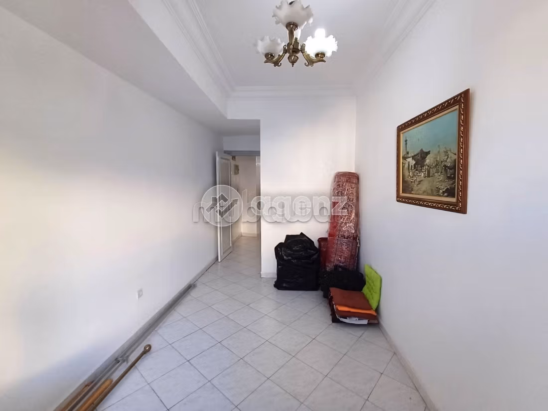 Splendido appartamento da acquistare a Les Hôpitaux. 2 belle camere da letto. Posto auto e ascensore