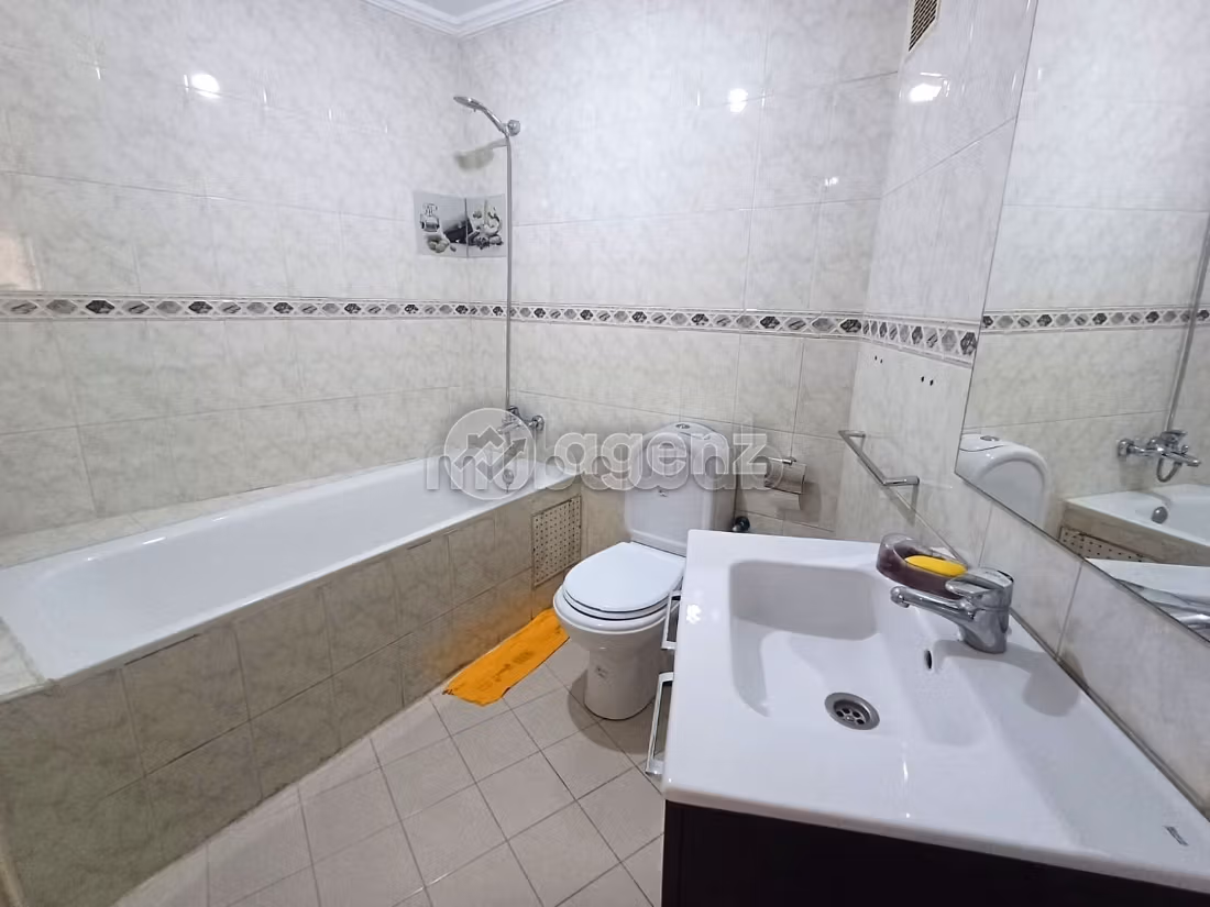 Splendido appartamento da acquistare a Les Hôpitaux. 2 belle camere da letto. Posto auto e ascensore