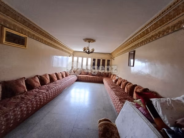 Vendita di uno splendido appartamento a Roches Noires. 3 belle camere da letto. Dotato di giardino e ascensore