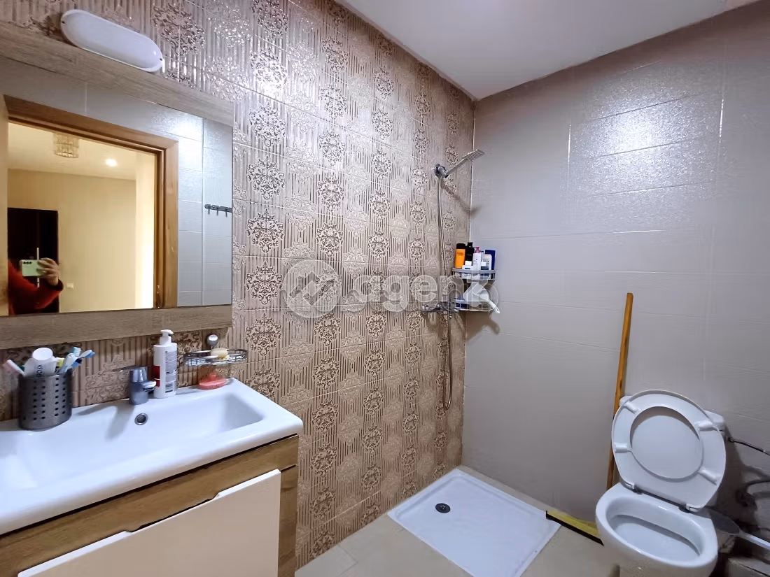 Piso en venta en Aïn Sebaâ. Superficie de 101 m². Ascensor y plazas de aparcamiento