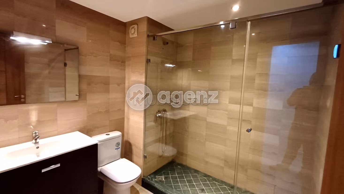 Se alquila este piso en Quartier du Parc. Area 108 m². Con garaje y ascensor