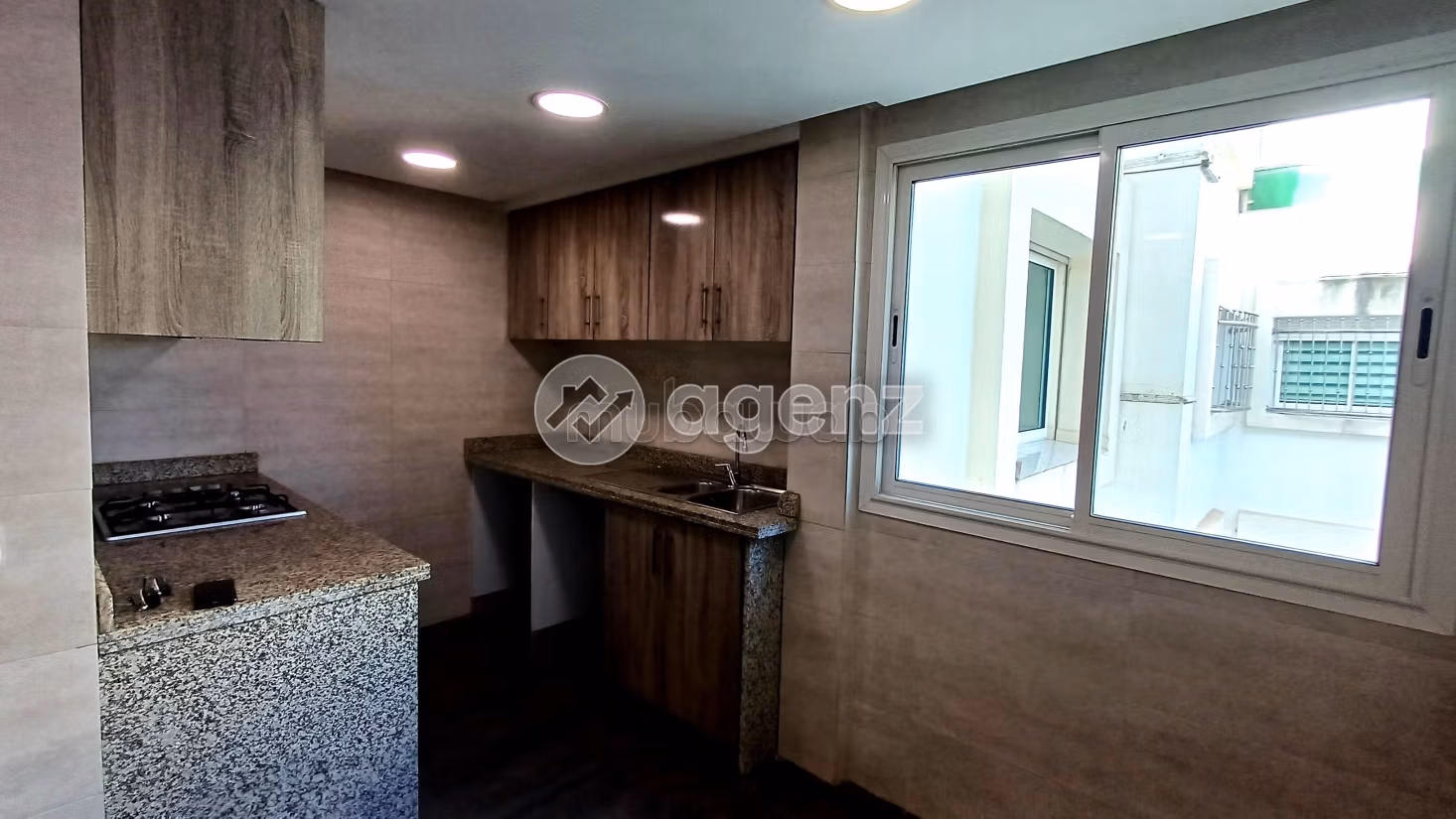 Se alquila este piso en Quartier du Parc. Area 108 m². Con garaje y ascensor