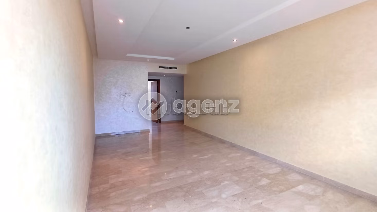 Se alquila este piso en Quartier du Parc. Area 108 m². Con garaje y ascensor