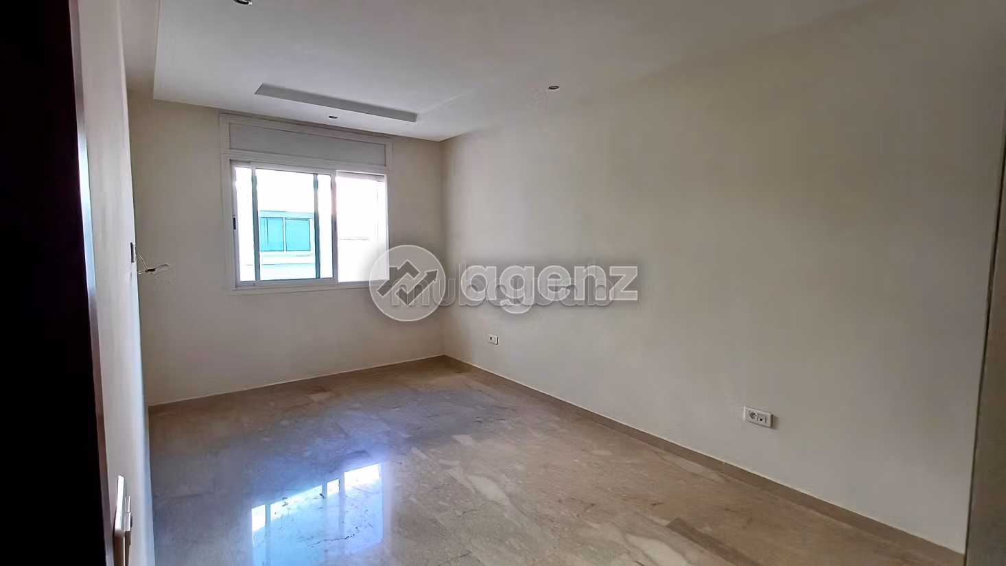 Se alquila este piso en Quartier du Parc. Area 108 m². Con garaje y ascensor