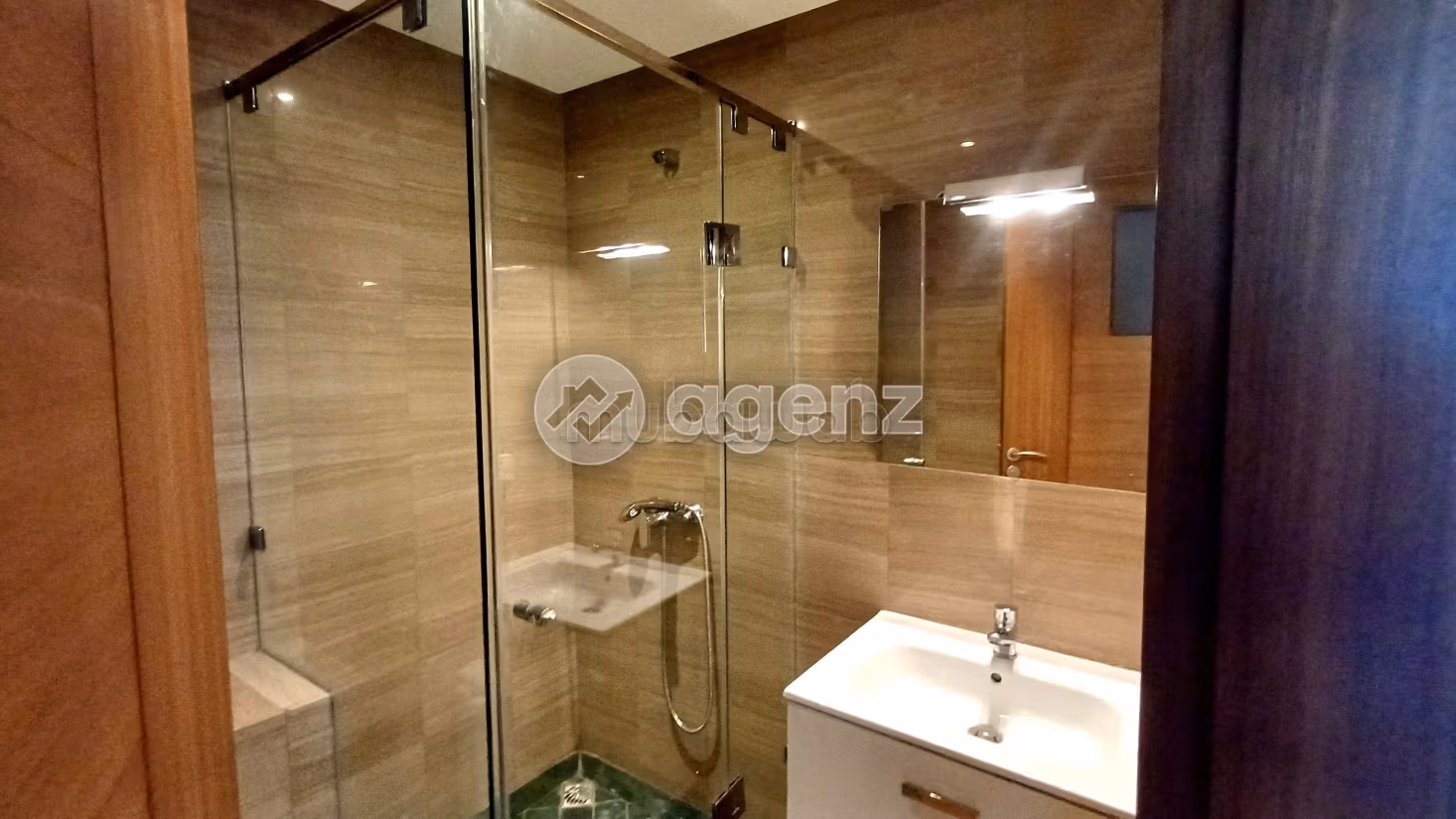 Se alquila este piso en Quartier du Parc. Area 108 m². Con garaje y ascensor