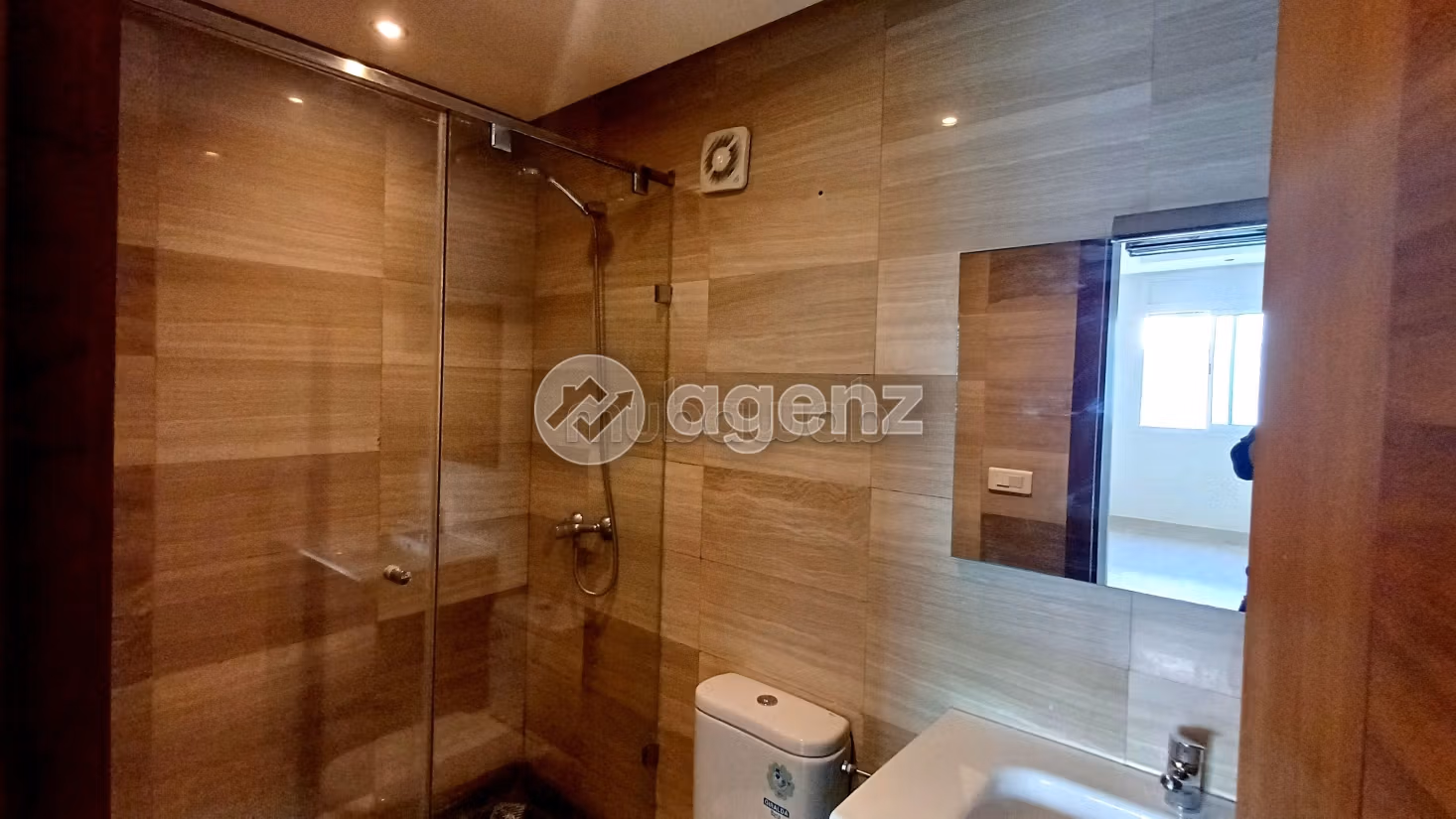 Se alquila este piso en Quartier du Parc. Area 108 m². Con garaje y ascensor