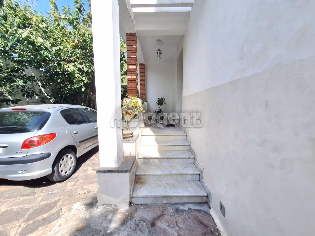Luxury villa for sale in Palmier. 4 lovely rooms. Parking spaces and beautiful garden