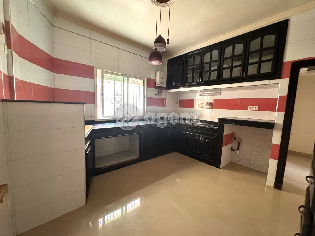Splendido appartamento in vendita a Nassim 1.2 camere da letto. Garage e ascensore