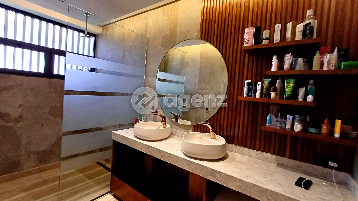 Villa de alto standing en venta. 5 dormitorios. Con muebles