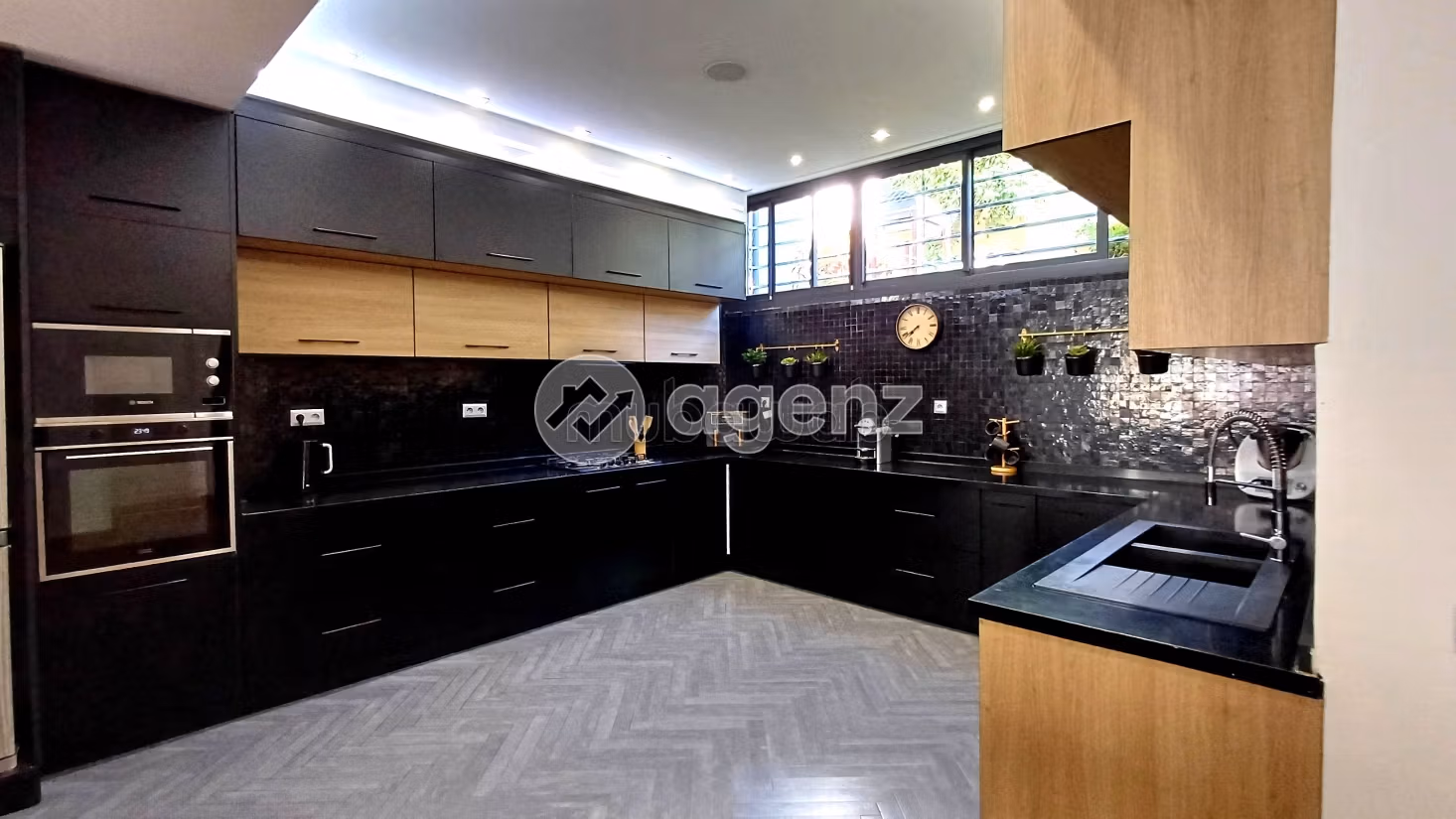 Villa de alto standing en venta. 5 dormitorios. Con muebles