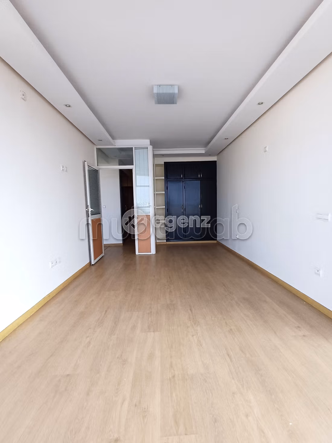 Ufficio in affitto a Gauthier. Superficie di 167 m². Garage e terrazzo