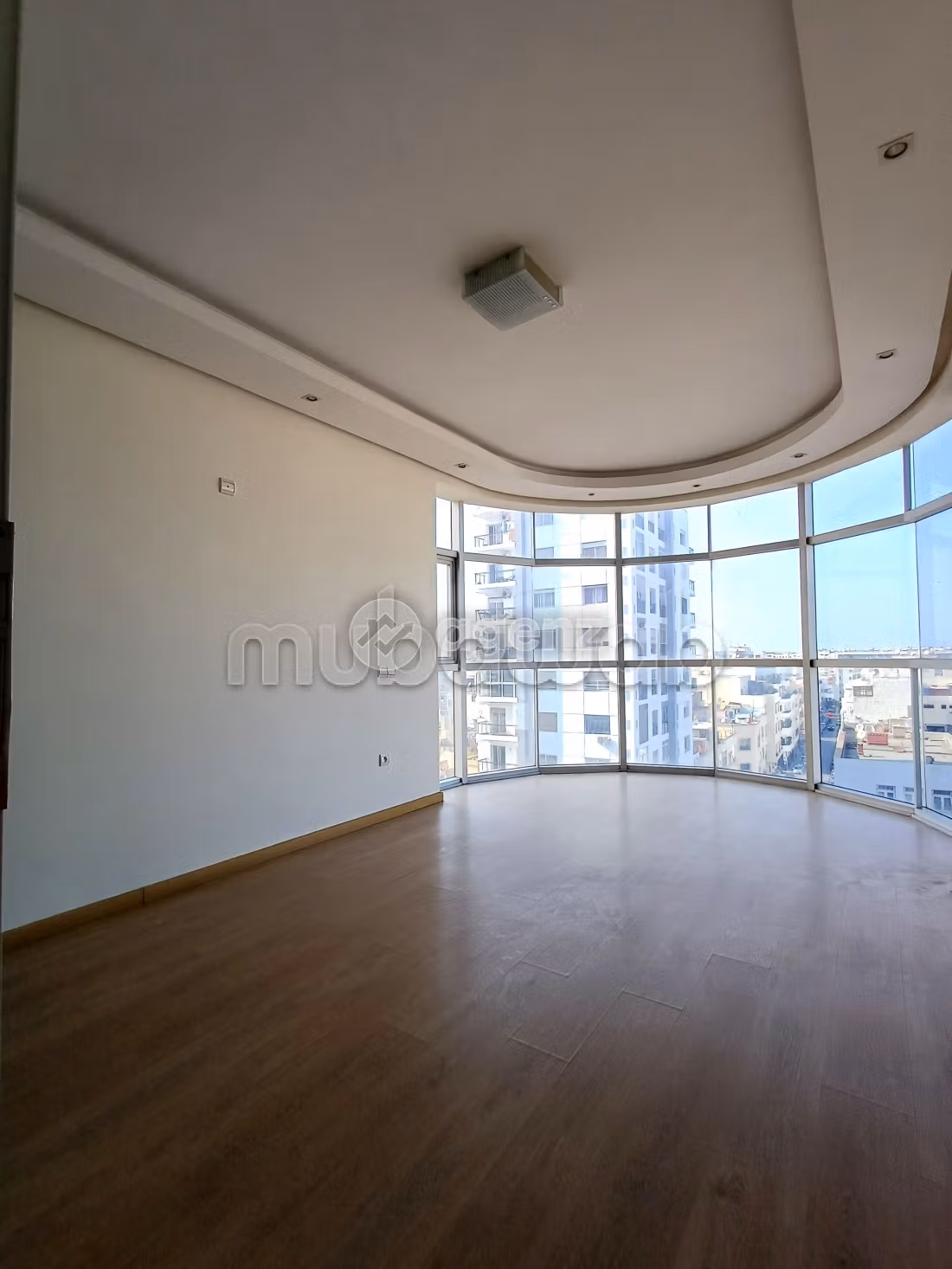 Ufficio in affitto a Gauthier. Superficie di 167 m². Garage e terrazzo