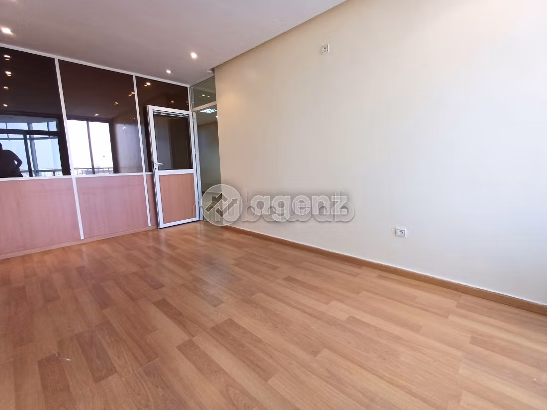 Ufficio in affitto a Gauthier. Superficie di 167 m². Garage e terrazzo