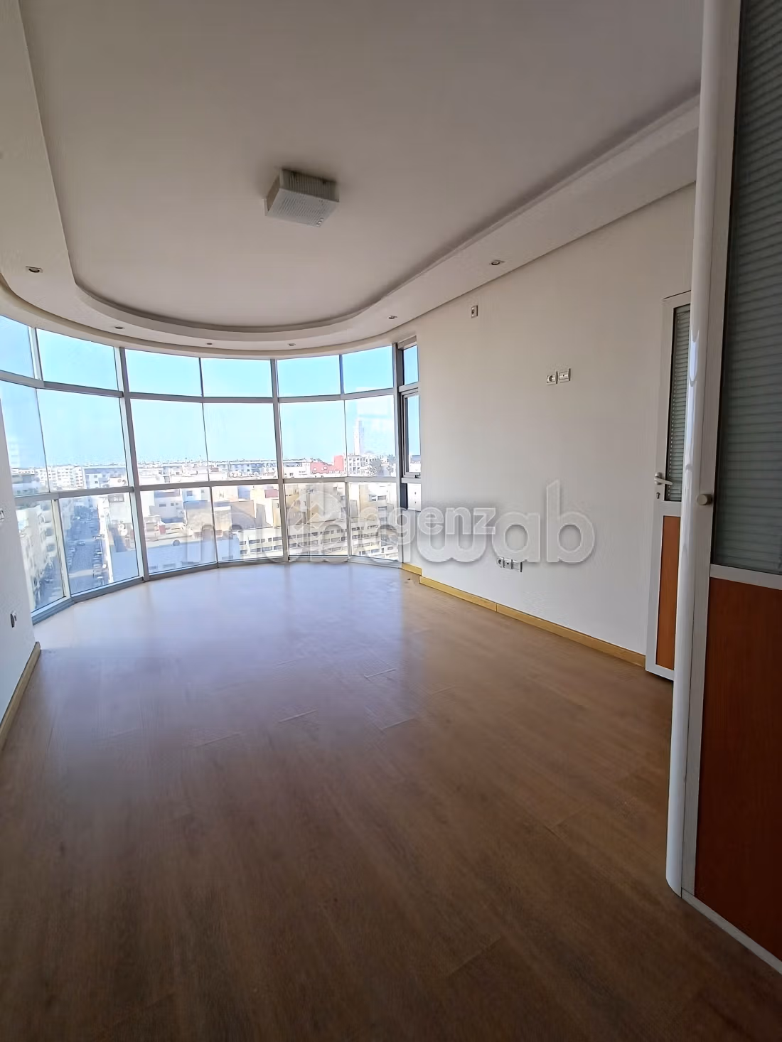 Ufficio in affitto a Gauthier. Superficie di 167 m². Garage e terrazzo