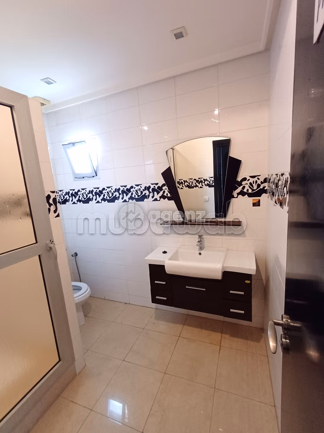 Ufficio in affitto a Gauthier. Superficie di 167 m². Garage e terrazzo