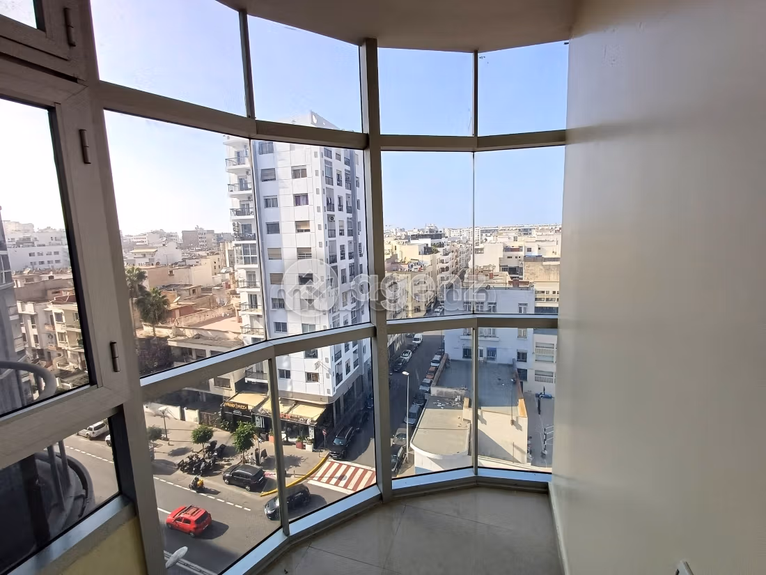Ufficio in affitto a Gauthier. Superficie di 167 m². Garage e terrazzo