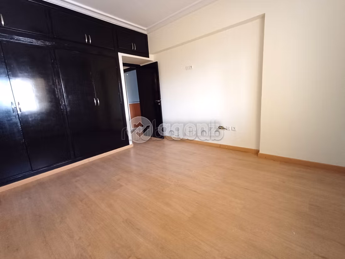 Ufficio in affitto a Gauthier. Superficie di 167 m². Garage e terrazzo