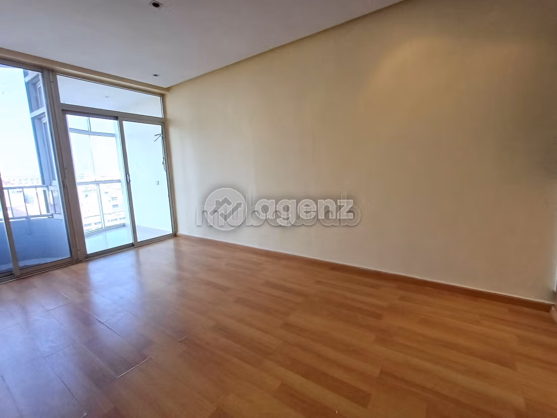 Ufficio in affitto a Gauthier. Superficie di 167 m². Garage e terrazzo