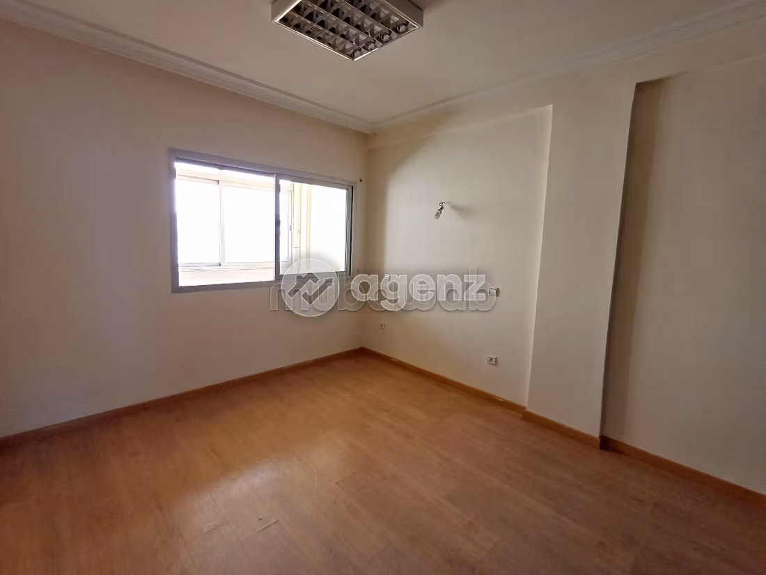 Ufficio in affitto a Gauthier. Superficie di 167 m². Garage e terrazzo
