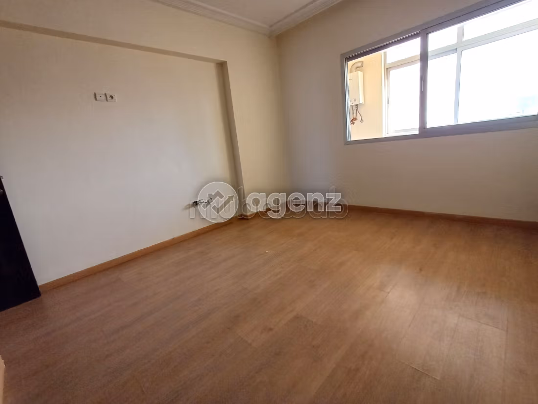 Ufficio in affitto a Gauthier. Superficie di 167 m². Garage e terrazzo