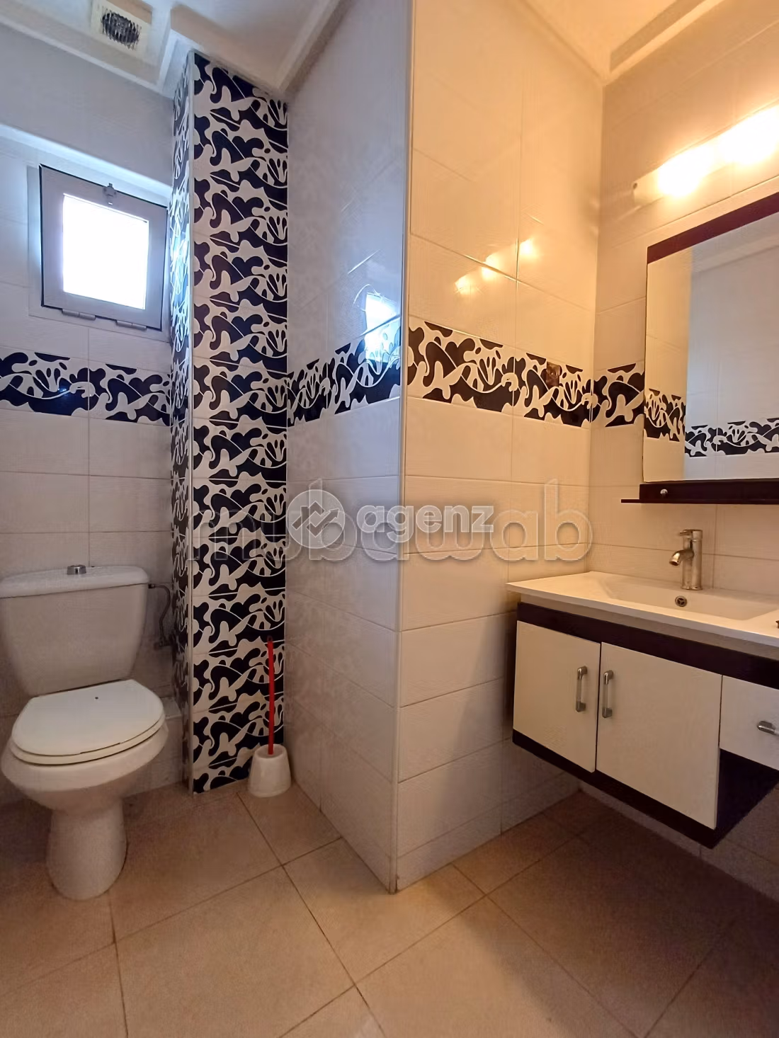 Ufficio in affitto a Gauthier. Superficie di 167 m². Garage e terrazzo