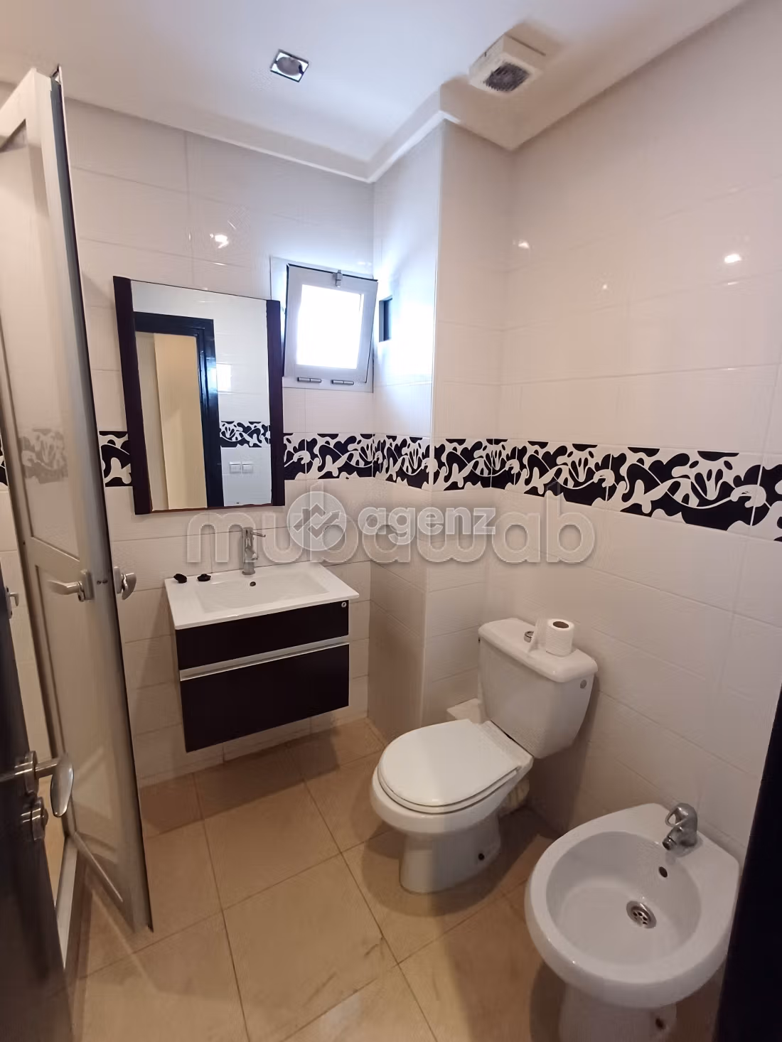 Ufficio in affitto a Gauthier. Superficie di 167 m². Garage e terrazzo