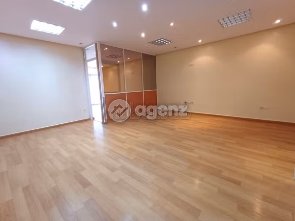 Ufficio in affitto a Gauthier. Superficie di 167 m². Garage e terrazzo