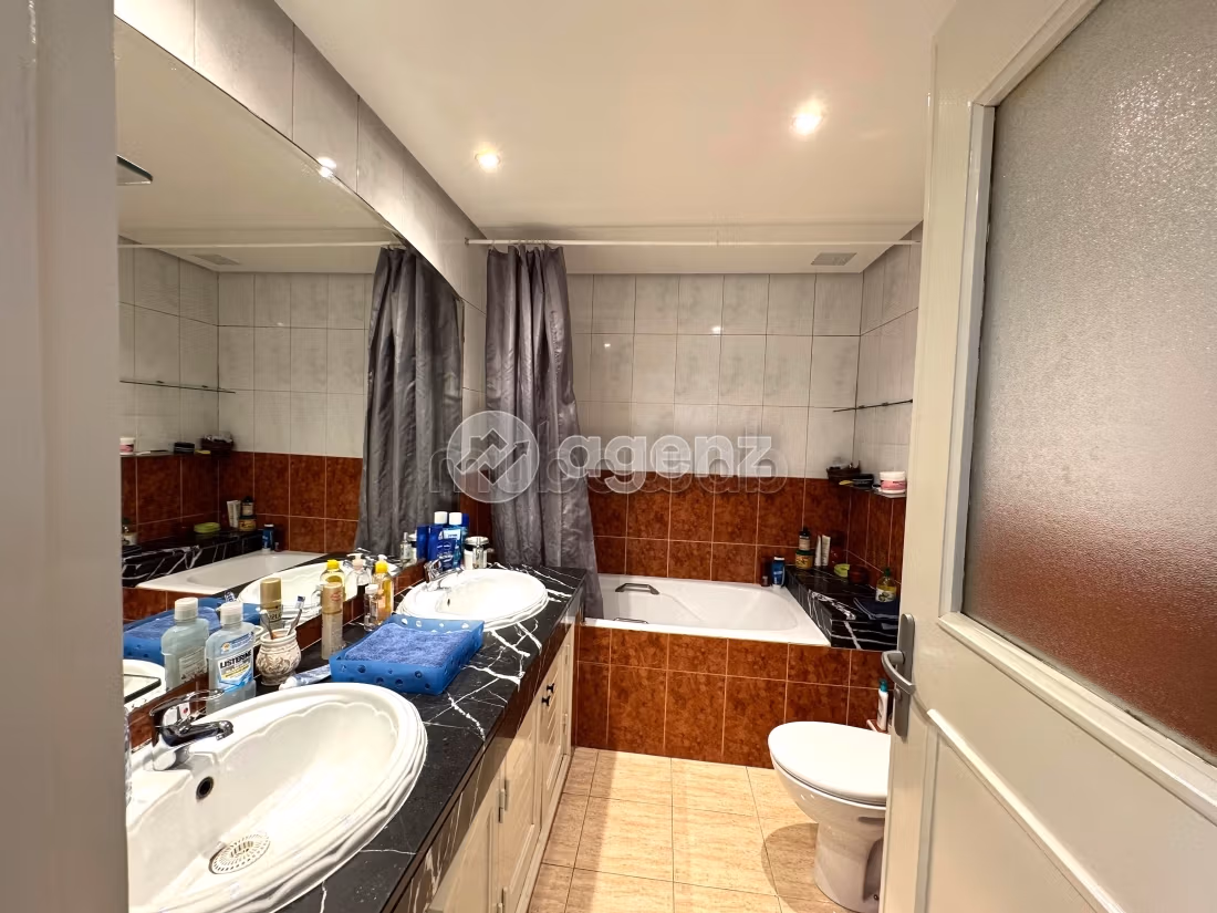 Piso en venta en Oulfa. Superficie de 144 m². Con garaje y ascensor