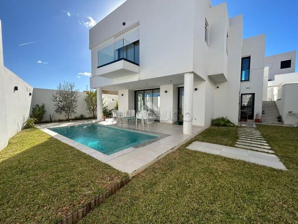 Casa di lusso in vendita. Superficie 350 m². Giardino